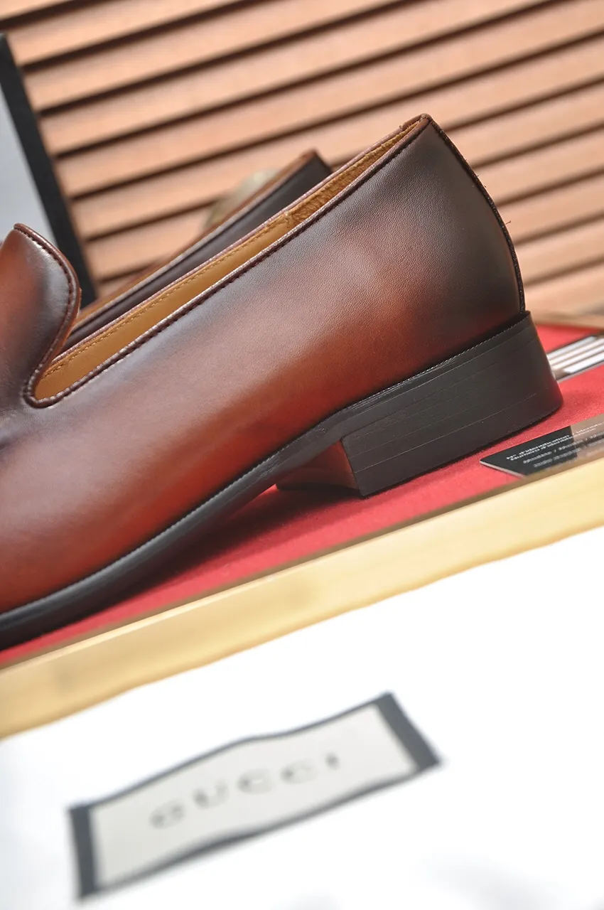 Men's shoes💰500💶Italy's top luxury men's shoe giant (GUCCI) (Gucci) (full cowhide lining) new arrival🍃Original European style🔰 Pleasant to the eye😍In order to make the shoes more durable and non-deformable🌀The production continues to follow traditional methods but there is still no lack of innovation💪Choose original sheepskin for the leather♻️ Smooth and natural And extra bright ⭐Made of imported cowhide, the first choice of rich people 38-45 (45 customized)